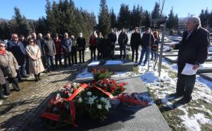 Foto: Dž. K. / Radiosarajevo.ba / Porodica i prijatelji položili cvijeće na grob Džemala Bijedića