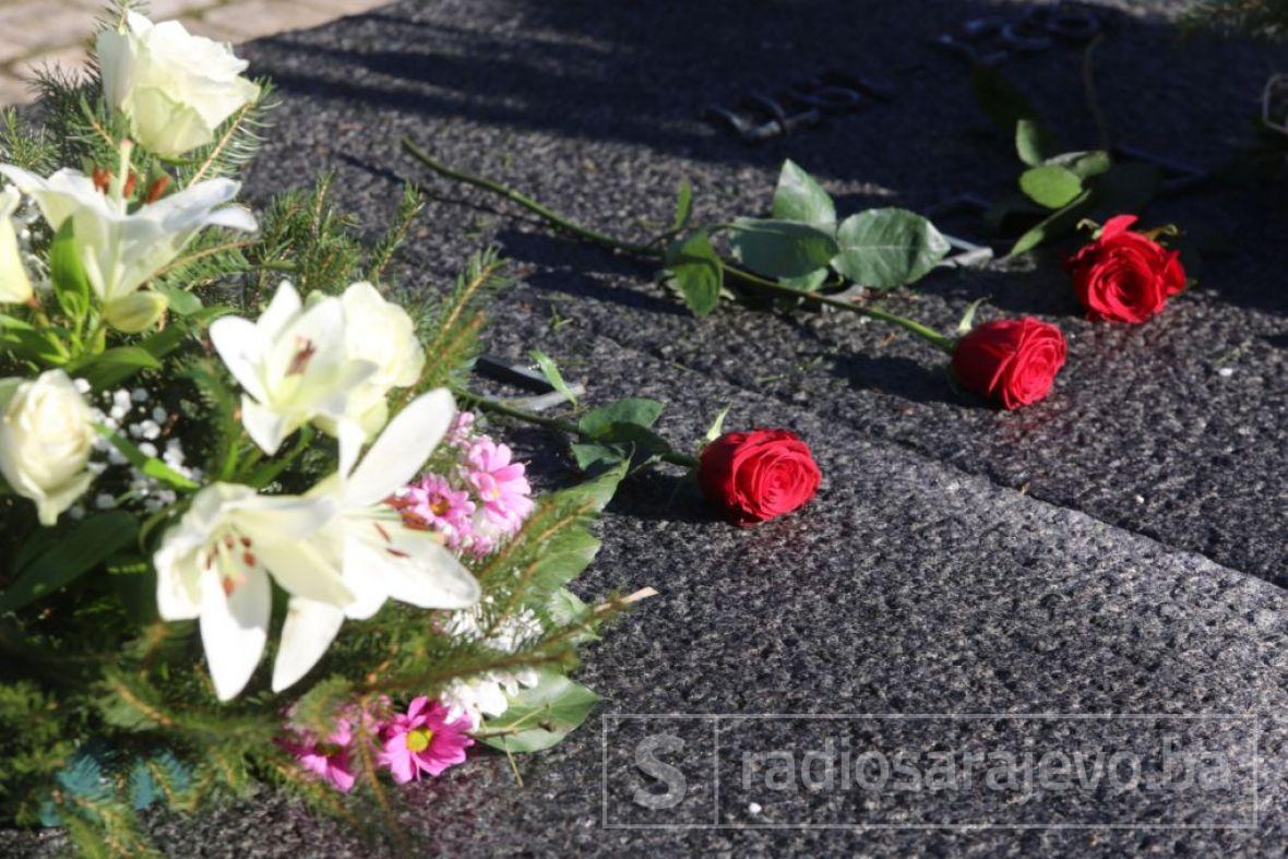 Porodica i prijatelji položili cvijeće na grob Džemala Bijedića - undefined