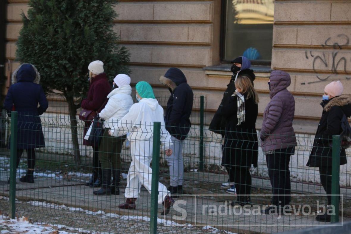 Ogromne gužve ispred doma zdravlja u Sarajevu - undefined