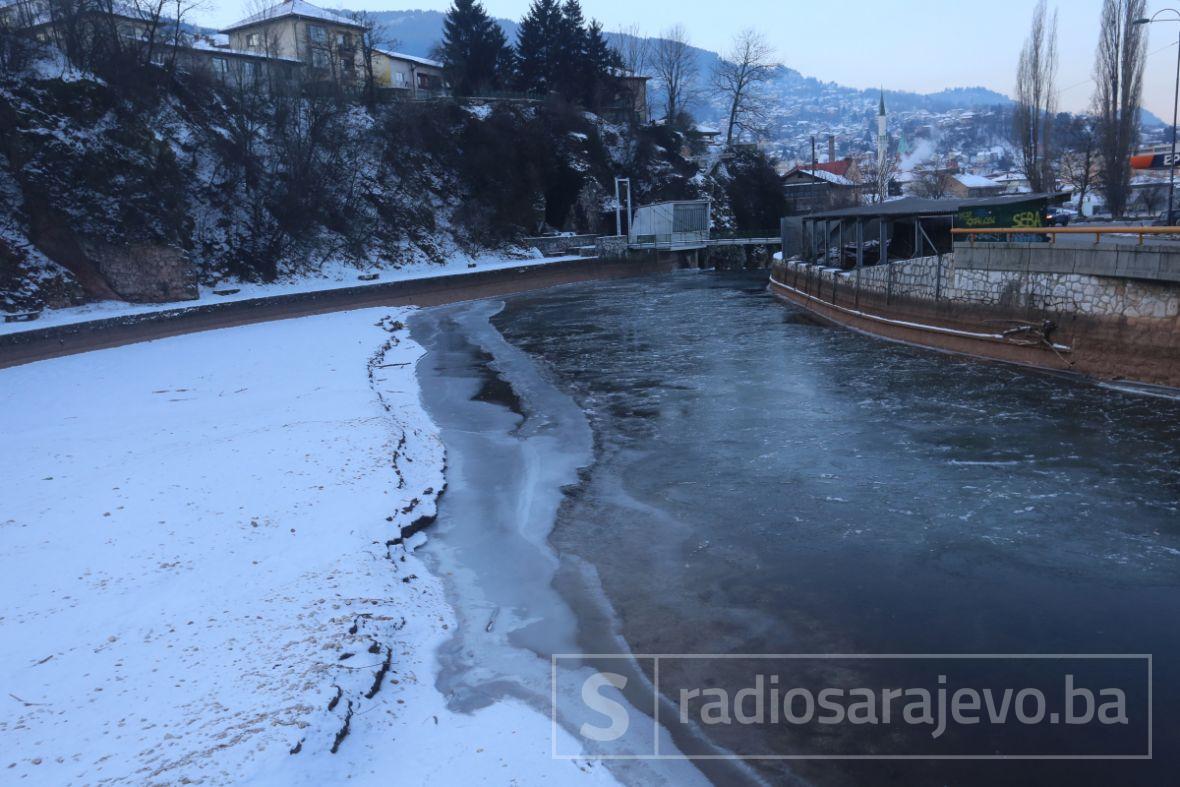 Foto: Dž. K. / Radiosarajevo.ba/ Miljacka zaledila na Bentbaši, 25. januar 2022.