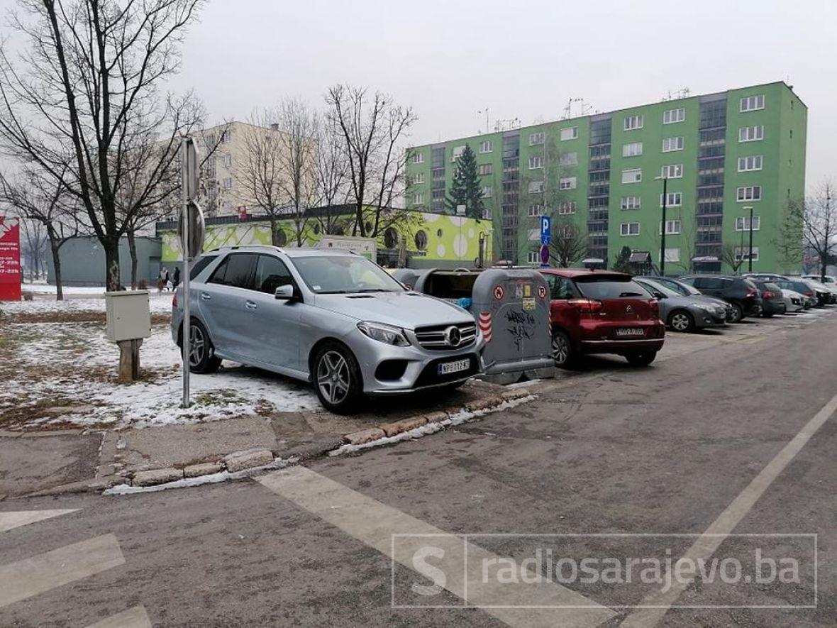 FOTO: Radiosarajevo.ba/Od ovog parking papka u Sarajevu građani ne mogu ni smeće baciti
