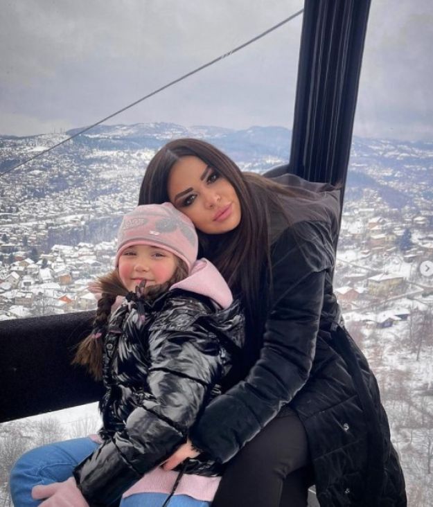 Foto: Instagram/Andrijana Vujović sa kćerkicom u Sarajevu
