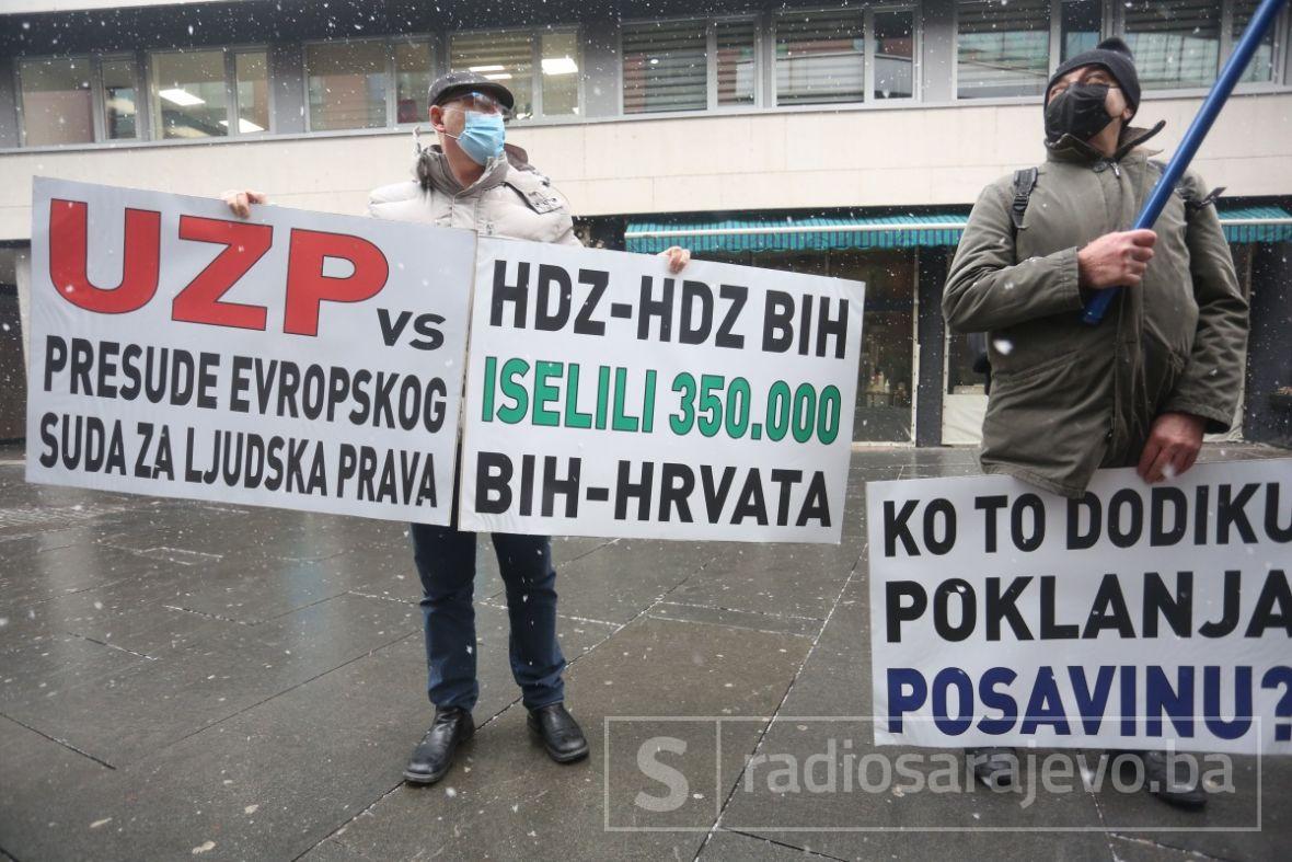 Protesti ispred Ambasade Hrvatske u BiH  - undefined