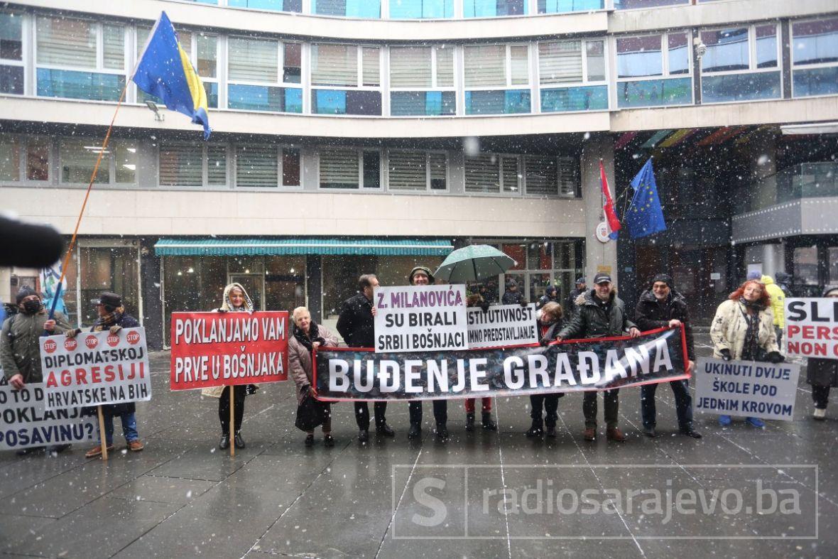 Protesti ispred Ambasade Hrvatske u BiH  - undefined