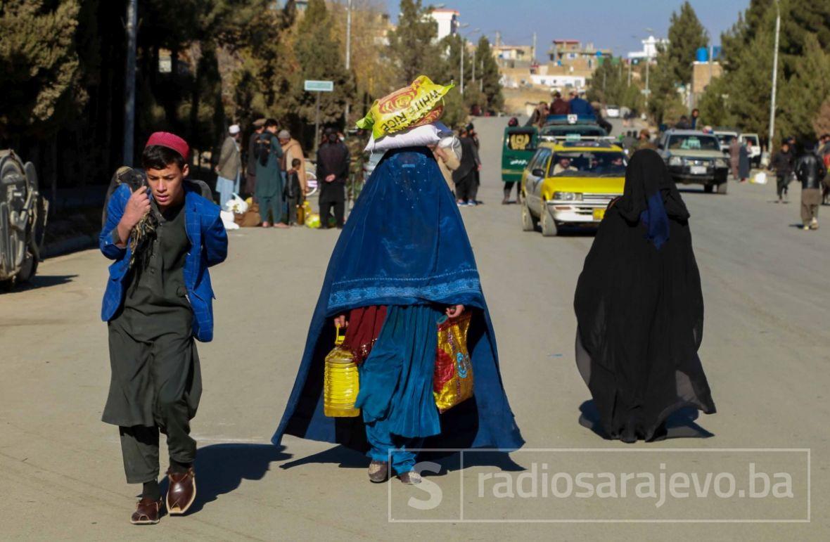 Afganistanske žene nose pomoć koju su dobile od Njemačke, decembar 2021.  - undefined