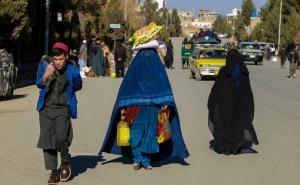 Foto: EPA-EFE / Afganistanske žene nose pomoć koju su dobile od Njemačke, decembar 2021. 