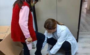 Foto: Anadolija / Učiteljica promrzloj učenici obula svoje čarape