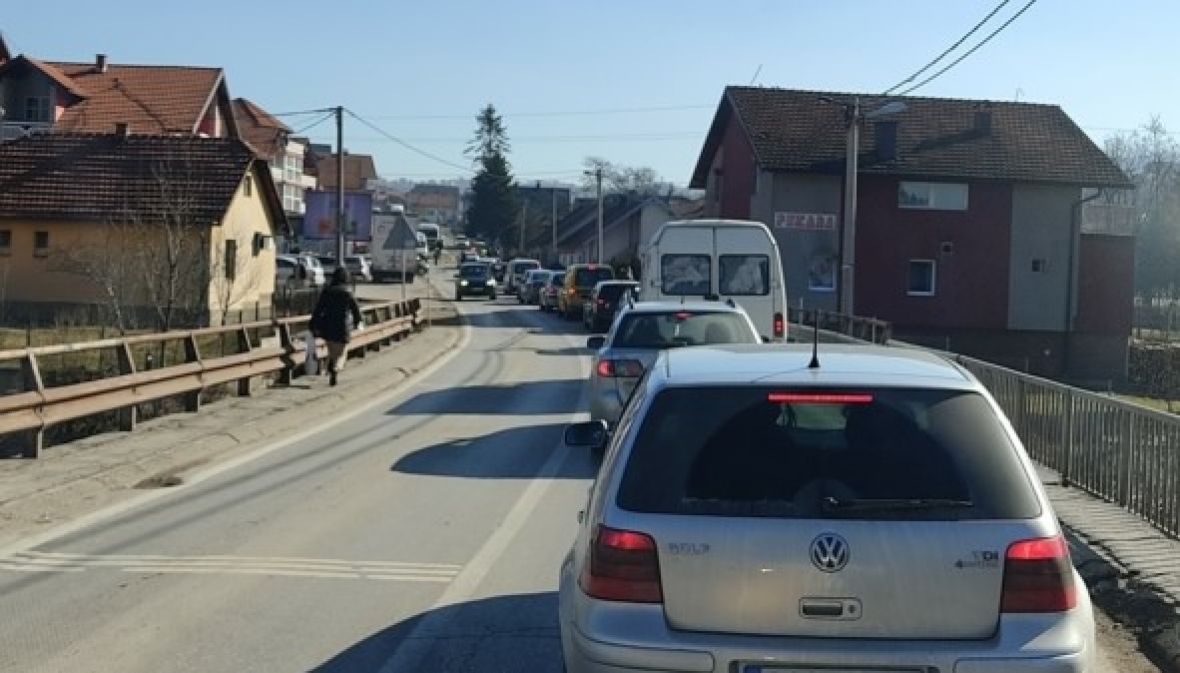 Foto: Tuzlanski.ba/Velika kolona vozila stvorila se nakon nesreće