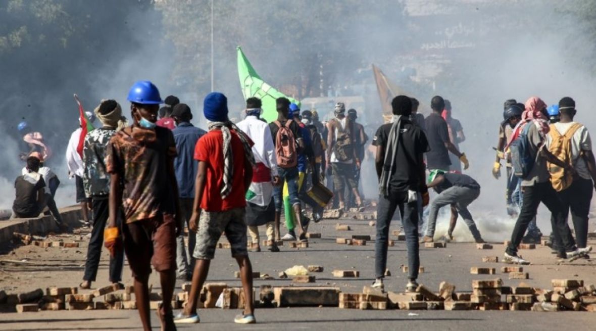 FOTO: AA/Sudanska policija suzavcem i zvučnim bombama rastjerala je demonstrante