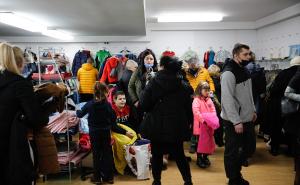 Foto: Anadolija / Brojni građani na Humanitarnom bazaru Pomozi.ba