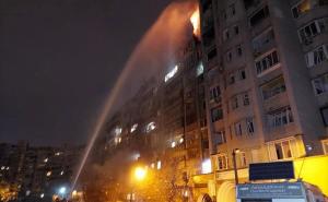 Foto: Anadolija / Vatrogasci gase zgradu nakon raketnog napada