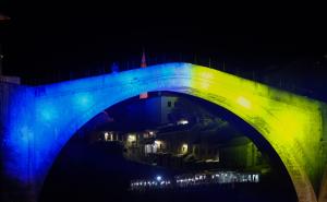 Foto: Anadolija / Stari most u bojama zastave Ukrajine