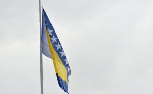 Foto: A. K. / Radiosarajevo.ba / Na Humu podignuta državna zastava 