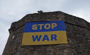 Foto: Anadolija / Novopazarci okačili transparent podrške Ukrajini