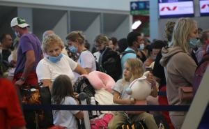 Foto: EPA-EFE / Ruski turisti zaglavljeni na povratku iz Meksika