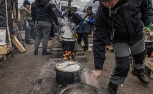 Foto: EPA-EFE / Lokalni stanovnici Ukrajine kuvaju u improvizovanom kampu pored kontrolnog punkta u Kijevu