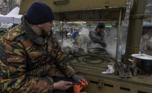 Foto: EPA-EFE / Lokalni stanovnici Ukrajine kuvaju u improvizovanom kampu pored kontrolnog punkta u Kijevu