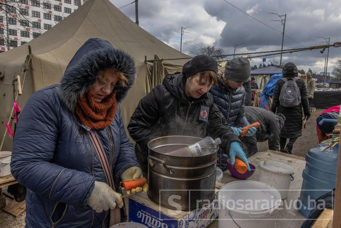 Lokalni stanovnici Ukrajine kuvaju u improvizovanom kampu pored kontrolnog punkta u Kijevu - undefined