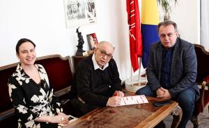Foto: SDP BiH / Dervo Sejdić danas je potpisao pristupnicu