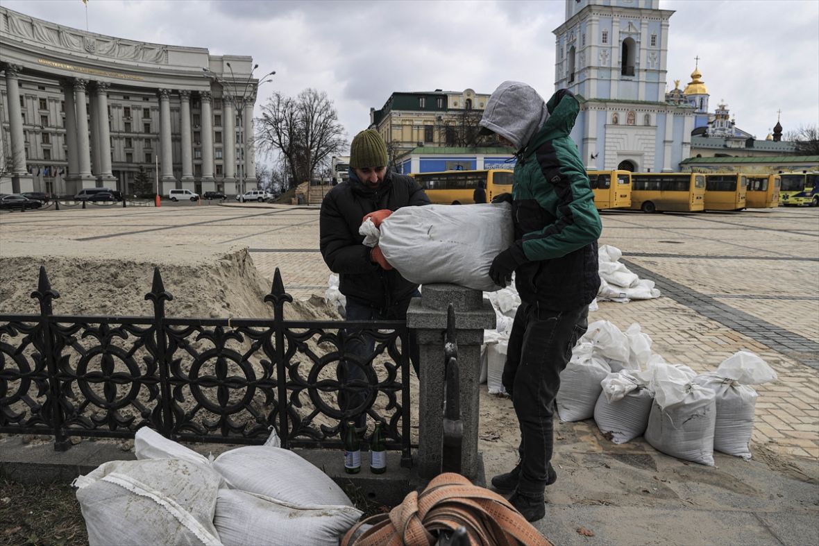 FOTO: AA/Ukrajinci postavljaju vreće s pijeskom u Kijevu, 27. mart 2022.