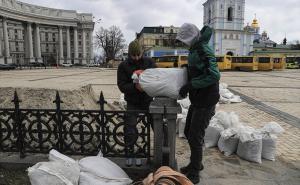 FOTO: AA / Ukrajinci postavljaju vreće s pijeskom u Kijevu, 27. mart 2022.
