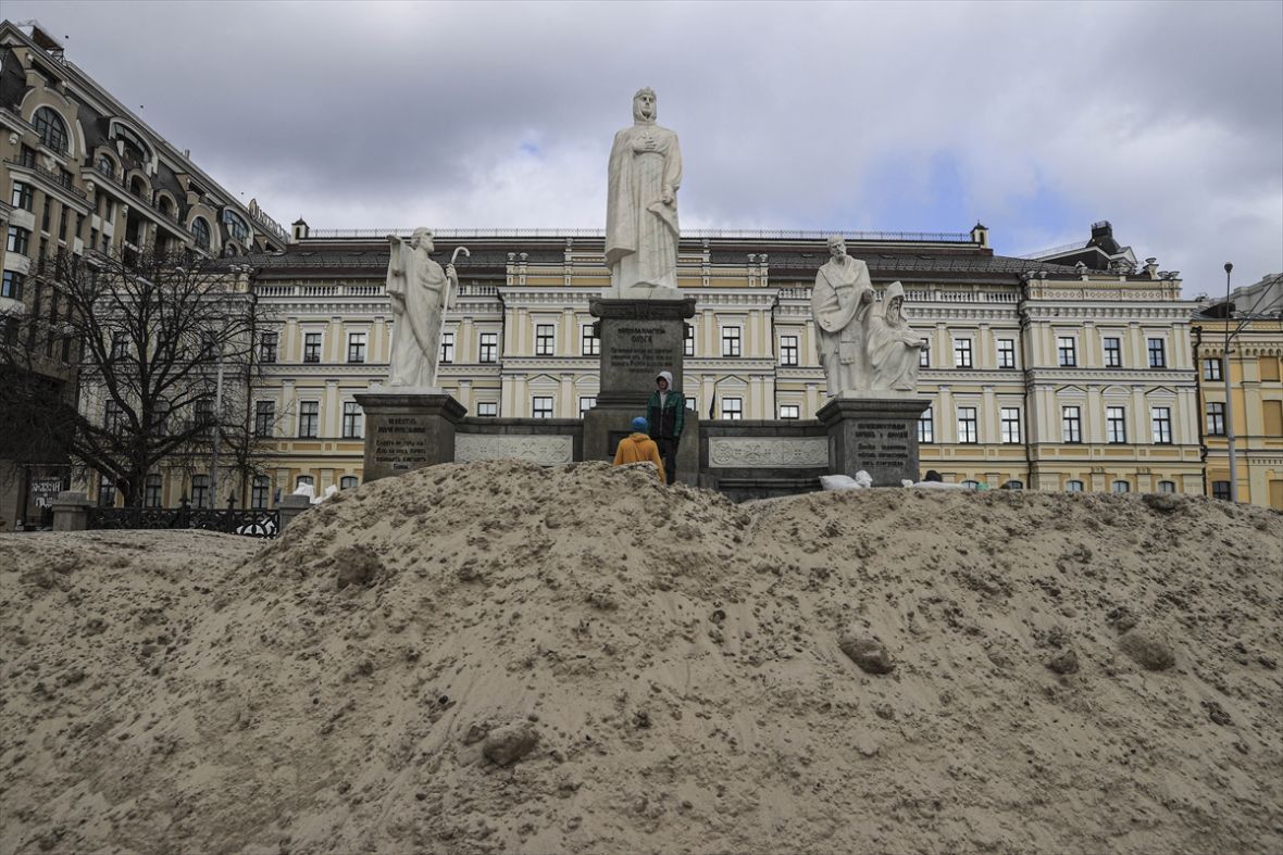 FOTO: AA/Ukrajinci postavljaju vreće s pijeskom u Kijevu, 27. mart 2022.