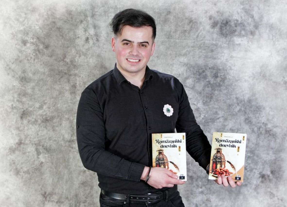 Mladić iz Novog Travnik sa svojim knjigama - undefined