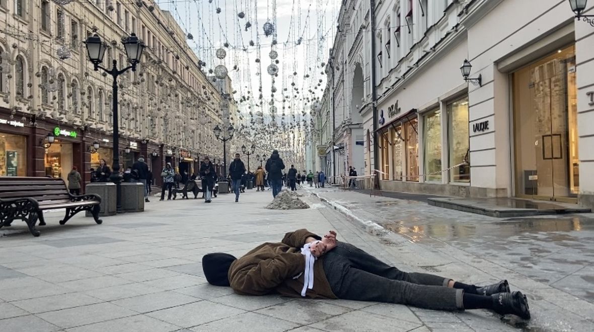 Foto: Twitter/U Moskvi odao počast žrtvama u Buči