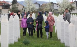 Foto: Dž. K. / Radiosarajevo.ba / Porodice obilaze mezarje u Ahmićima, 16. april 2022.