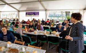 Foto: EPA-EFE / Ljudi učestvuju na Uskršnjem doručku „Bez granica“