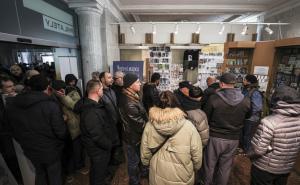 FOTO: AA / Veliki broj Ukrajinaca danas je satima čekao 