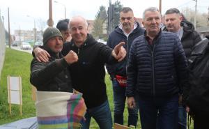 Foto: Dž. K. / Radiosarajevo.ba / Građani nakon izricanja presude Vikiću posjetili Dragičevića