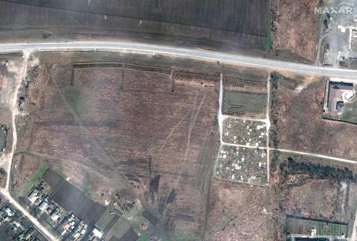 Foto: EPA-EFE/Maxar objavio snimke masovnih grobnica kod Mariupolja