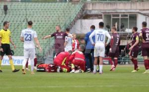 Foto: Sport1.ba / Potresna scena na Koševu: Nogometaš Kapić se srušio na teren