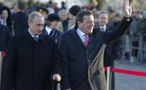 Foto: EPA-EFE / Predsjednik Rusije Vladimir Putin i bivši kancelar Njemačke Gerhard Schroder, 2004. godina