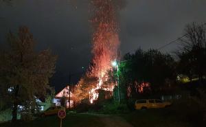 FOTO: Radiosarajevo.ba / Vatra zahvatila kuću