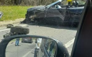 Foto: Čitatelj / Teška nesreća na bh. cesti: Od siline udara otpao točak na Audiju