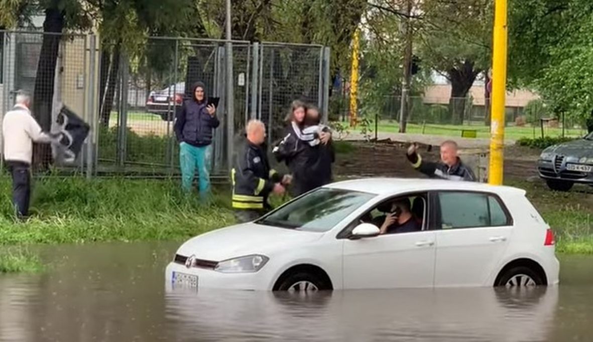 Foto: Youtube/Tuzlainfo Portal/Spašavanje djece iz poplavljenog automobila, Tuzla