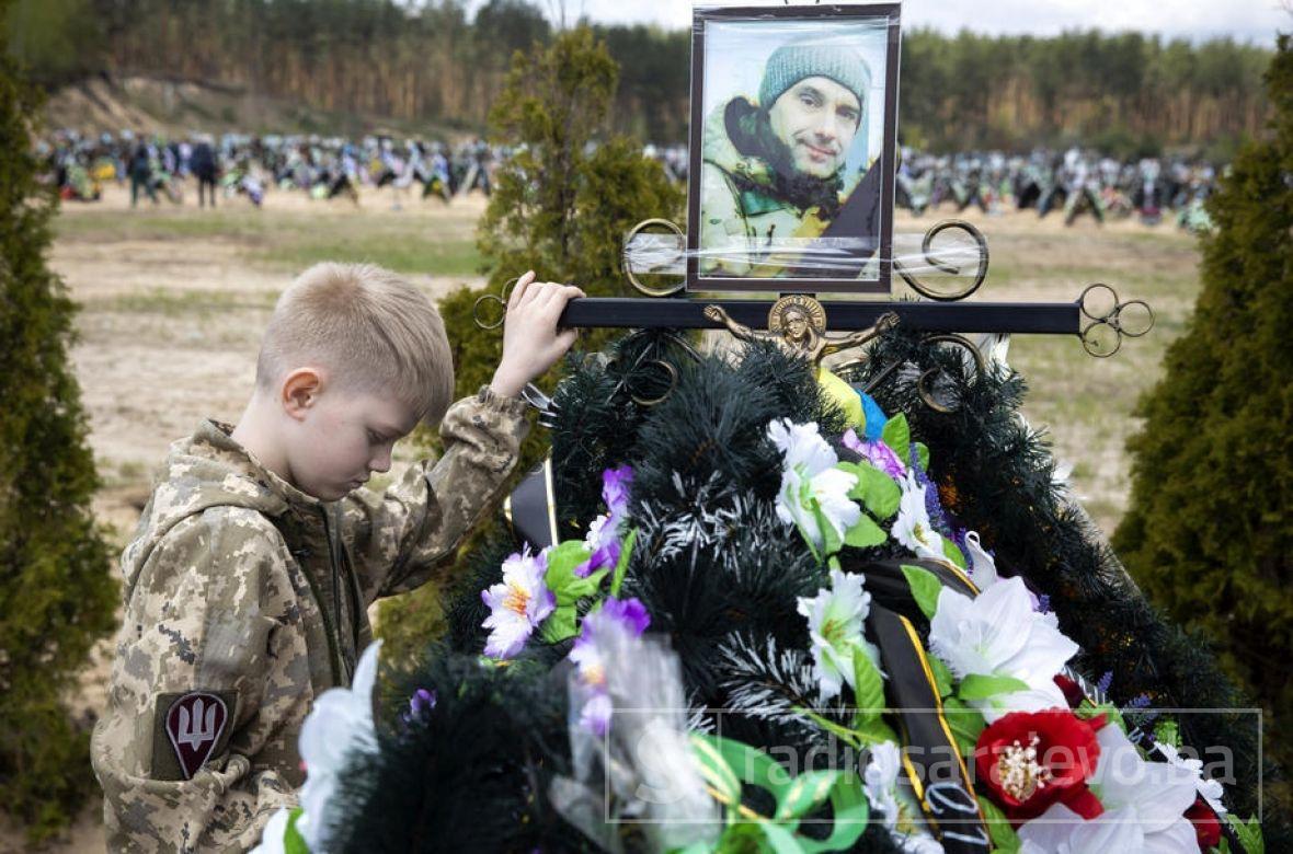 Foto: EPA-EFE/Dječak Savelii (10) na sahrani svog oca, danas u Irpinu, u Ukrajini