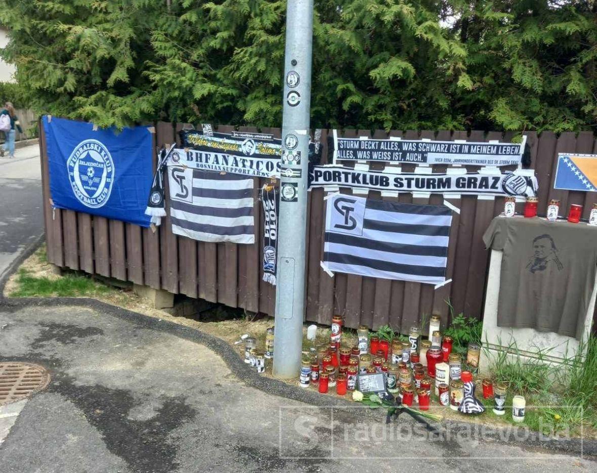 FOTO: Radiosarajevo.ba/Navijači Sturma odaju počast Osimu ispred njegove kuće u ulici Wogel