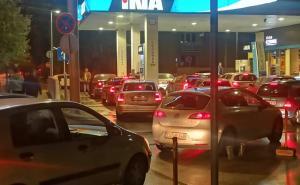 Foto: Radiosarajevo.ba / Zašto je večeras gužva na benzinskoj pumi u Sarajevu?