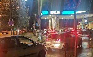 Foto: Radiosarajevo.ba / Zašto je večeras gužva na benzinskoj pumi u Sarajevu?