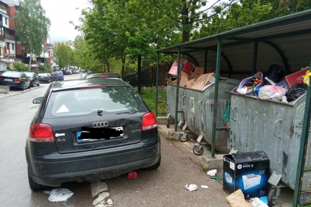 Foto: KJKP Rad/Zbog parking papka u centru Sarajeva komunalci ne mogu odnijeti smeće