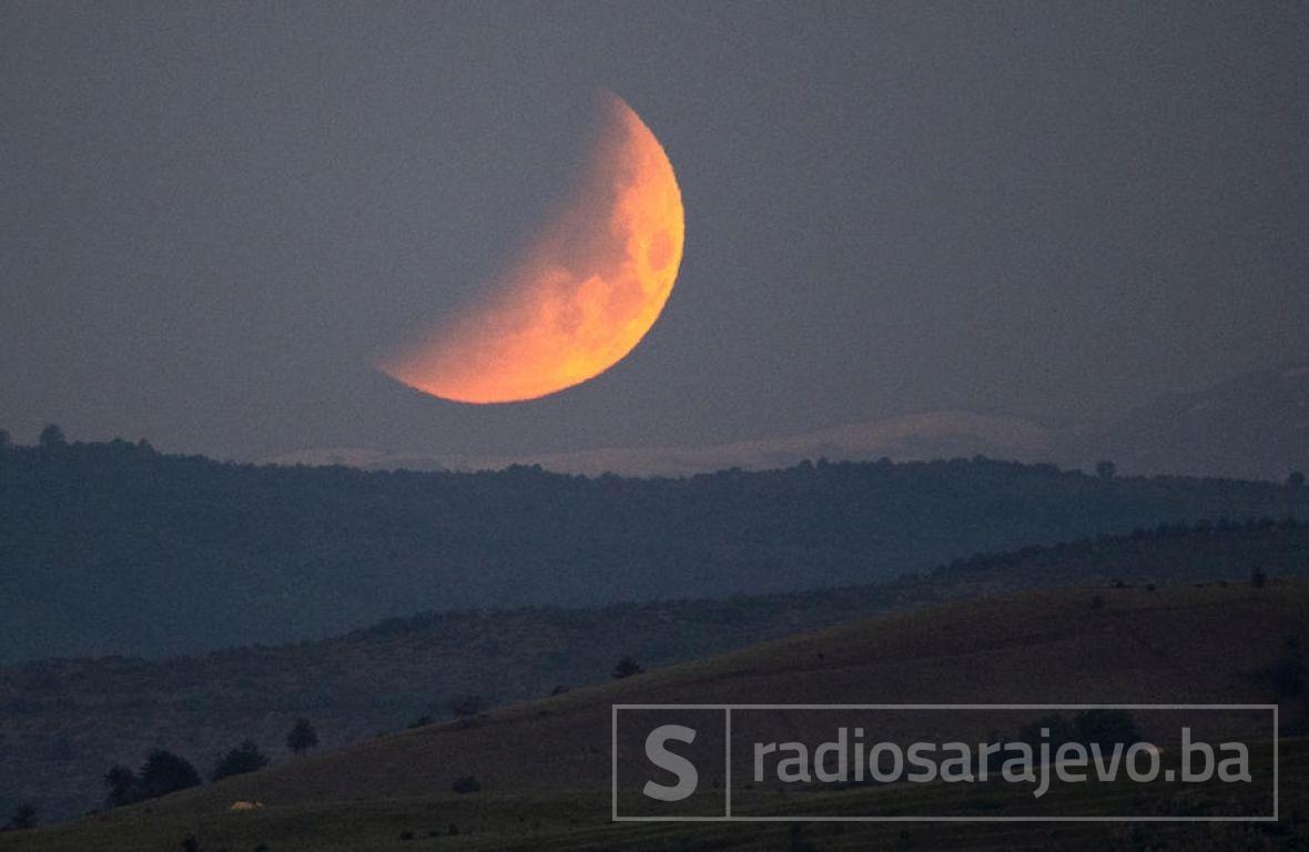 Foto: EPA-EFE/Potpuna pomrčina i superkrvavi Mjesec