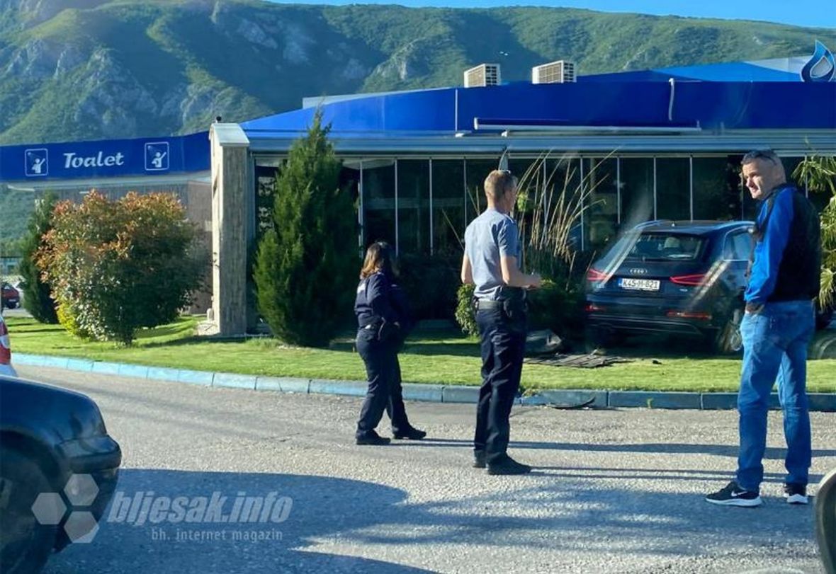 Saobraćajna nesreća u Mostaru, Audi završio u kafiću - undefined