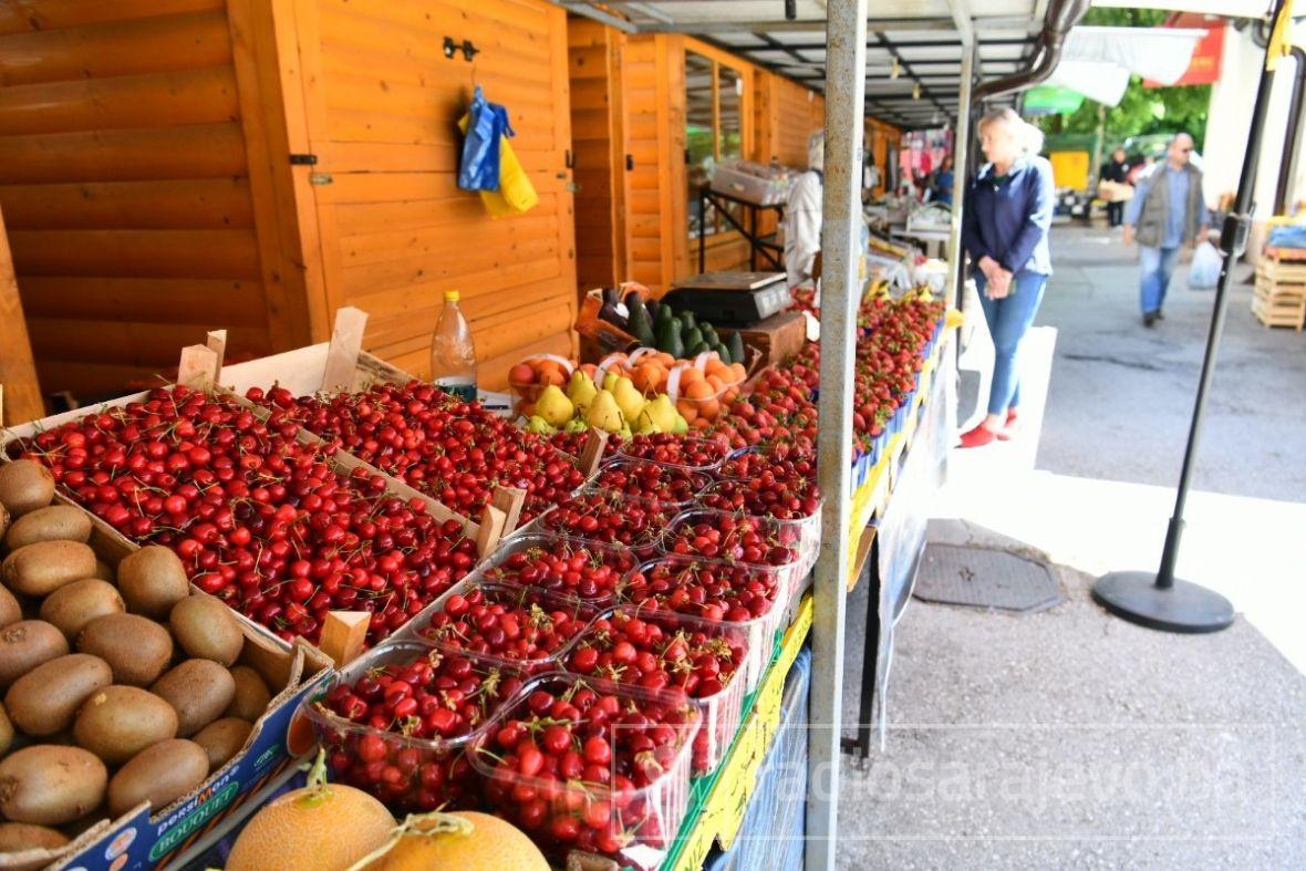 Na sarajevskim pijacama je sezona trešanja i jagoda, a penzineri jedini ne štede  - undefined