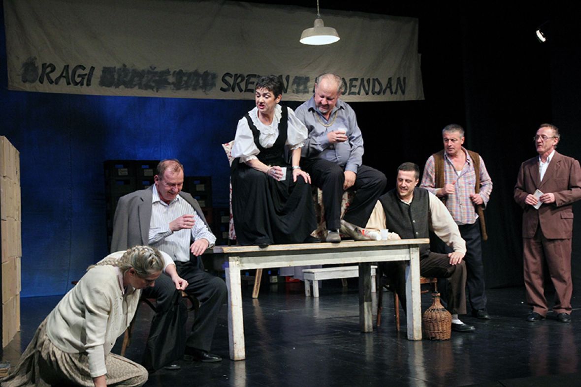 Foto: Narodno pozorište Tuzla/Predstava Hamleta u selu Mrduša donja