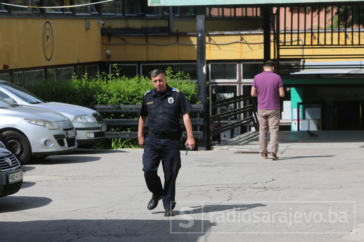 Foto: Dž.K./Radiosarajevo/Policija danas ispred jedne od sarajevskih škola