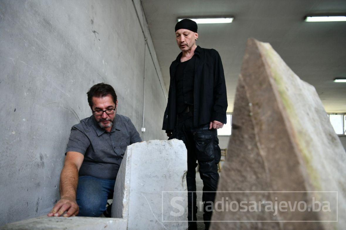 Foto: A.K./Radiosarajevo.ba/Darko Šobot i Adis Fejzić u novoj klesarskoj radionici UNSA