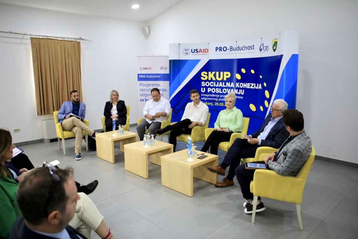 Foto: CRS/U Tešnju održan SKUP – panel diskusija o ulozi biznisa u pomirenju